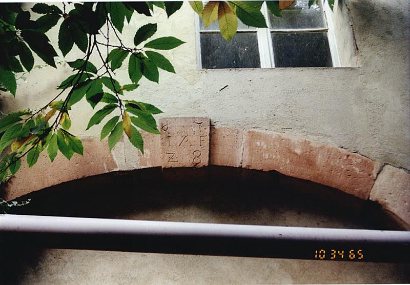 Dépendance en fond de cour. Vue partielle de l'ancienne porte charretière avec date 1728 et initaile IAF.