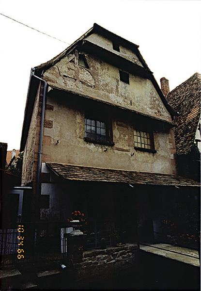 Dépendance en fond de cour de 1728. Vue d'ensemble depuis la rive droite de la Lauter.
