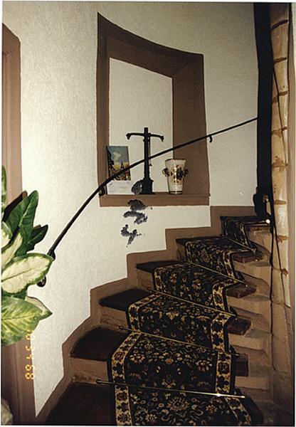Vue partielle de l'escalier dans la tourelle (à travers la vitre de la porte).