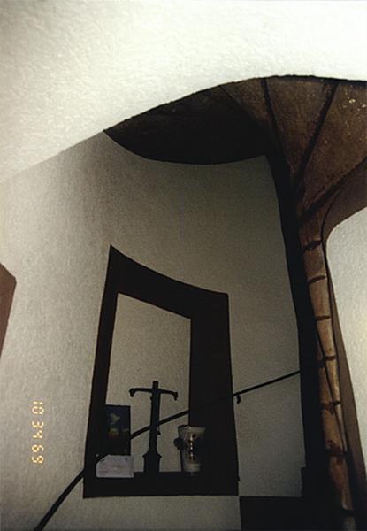 Vue partielle de l'escalier dans la tourelle (à travers la vitre de la porte).