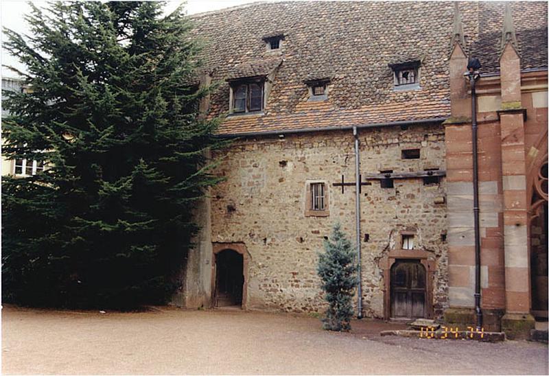 Elévation ouest du bâtiment abritant la chapelle (à gauche) et le passage (à droite).