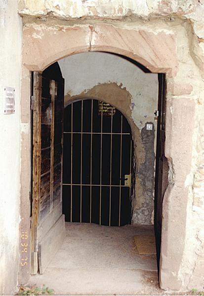 Porte ouest vers le couloir et porte d'accès actuelle à la chapelle, en plein cintre.