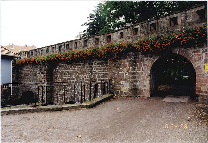 Courtine est de la ville, au sud du moulin des franciscains et de la Lauter, avec porte moderne. Vue intra-muros, depuis l'ouest.