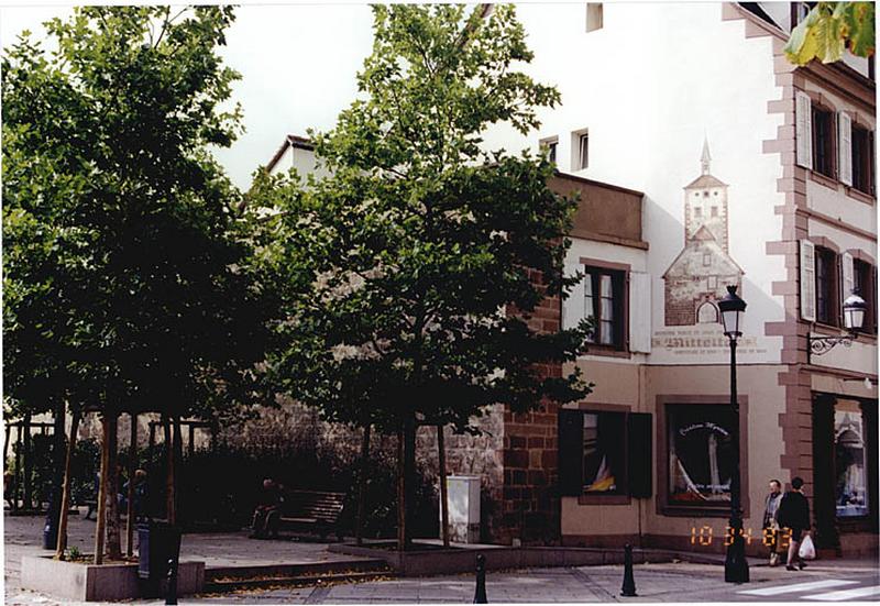 Courtine est de la ville, au sud de la porte du milieu. Vue depuis le nord-est, vers le sud. Sur la façade, représentation de la porte du milieu, détruite.