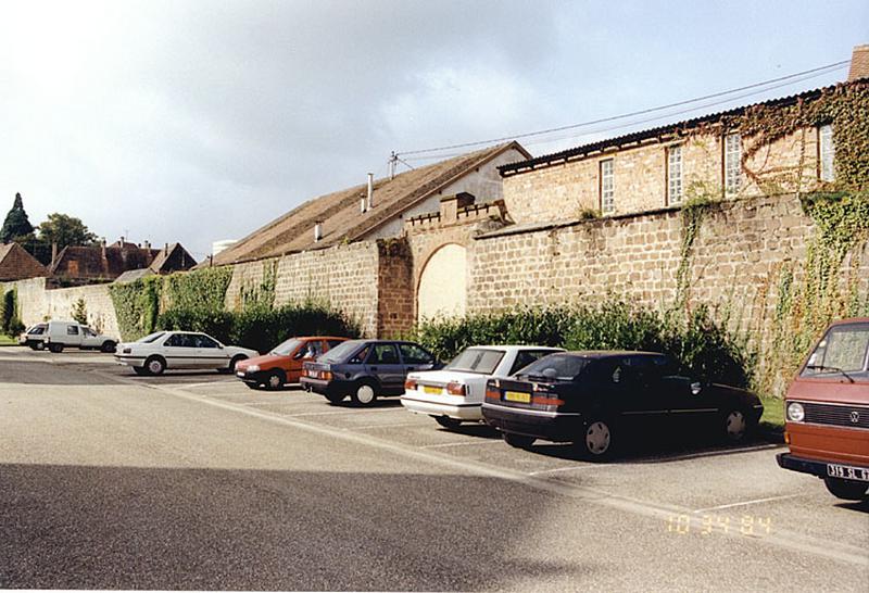 Courtine est de la ville, entre le Bannacker et la ville, au sud de la porte du milieu. Vue partielle du mur depuis le nord-est avec porte murée vers la rue des Dominicains.