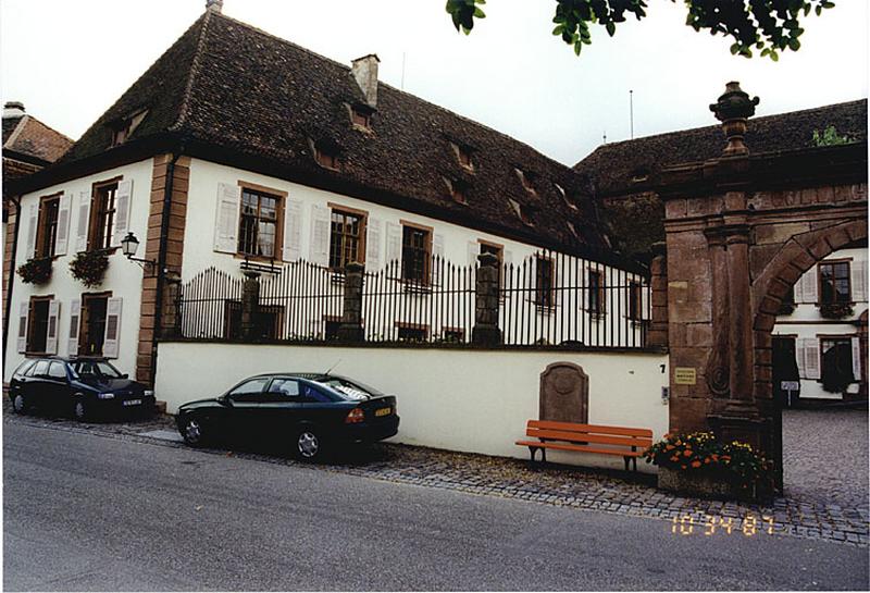 Vue partielle depuis la rue. A gauche, l'aile est.