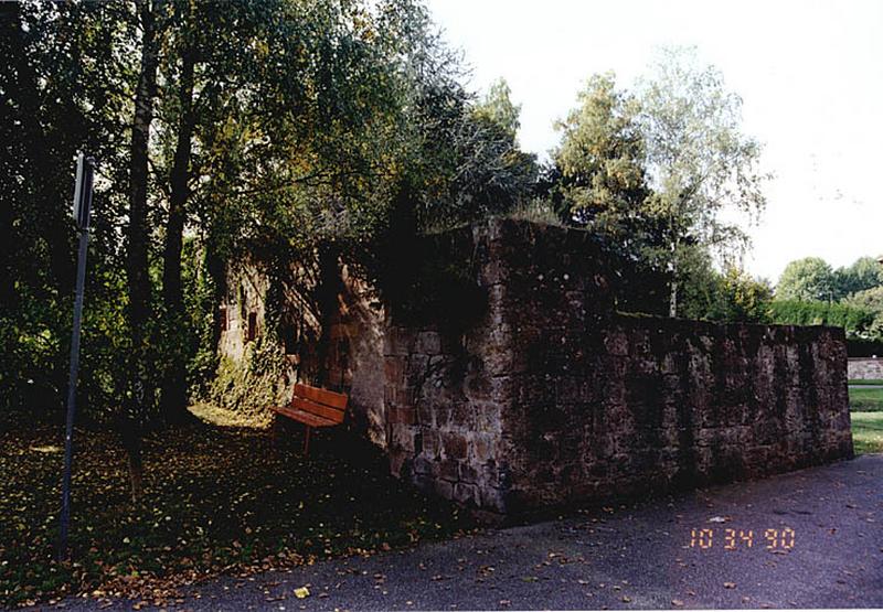 Courtine ouest de la ville, au sud de l'enceinte de l'abbaye, vue intra-muros, depuis le nord-est.