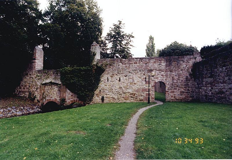 Courtine ouest de la ville (à droite) et courtine sud du Bruch. Vue extra-muros depuis le sud.