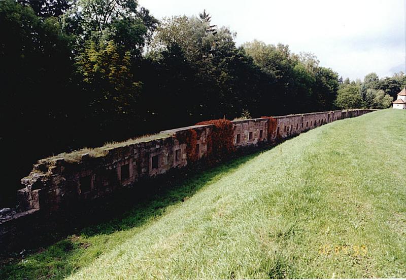 Courtine sud de la ville, vue intra-muros, d'est en ouest (à la hauteur de la rue de l'Homme-Sauvage).