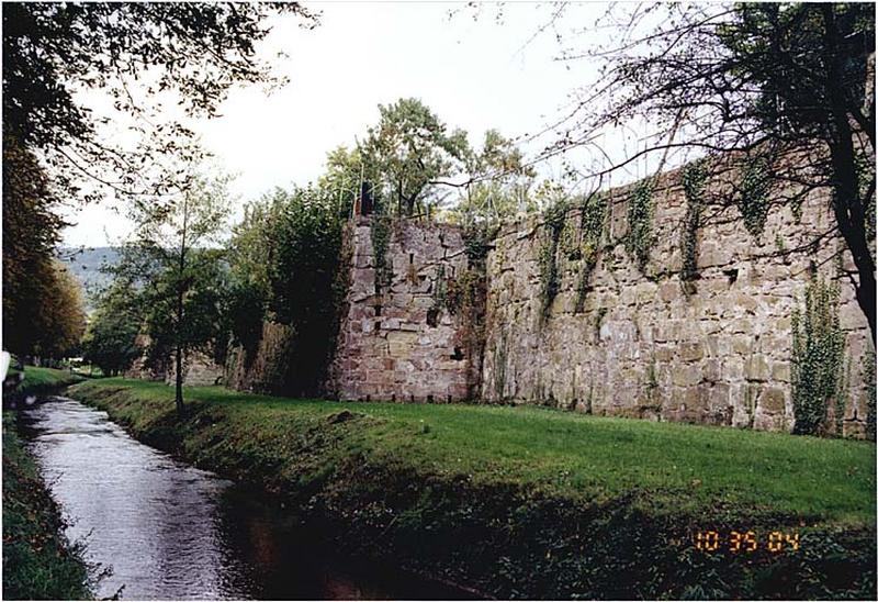 Courtine sud du Bruch entre les 2 tours B et C avec décrochement du mur. Vue extra-muros depuis le sud-est.