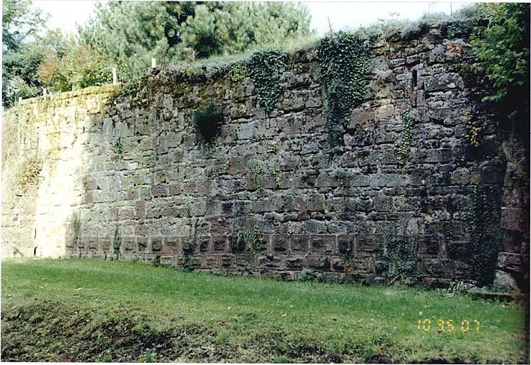 Courtine sud du Bruch. Portion de mur entre les tours C et D.