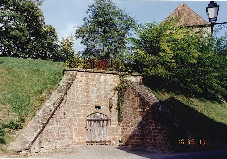 Entrée du passage creusé dans le rempart nord. Au fond la tour nord-est dite Poudrière.