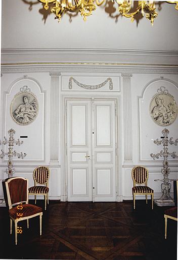 Vue partielle de la salle des mariages (ancienne salle du conseil ?), vers le palier, au nord.