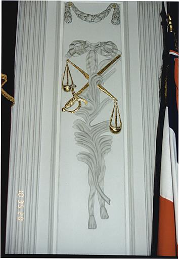 Détail de la salle des mariages (ancienne salle du conseil ?). Trophée vers le sud, côté droit.