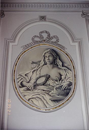 Détail de la salle des mariages (ancienne salle du conseil ?). Médaillon avec allégorie de la Prudence, par Vincent Thiébaut, 1988.