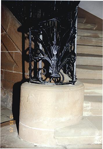 Vue du départ de l'escalier au rez-de-chaussée (1741-1752).