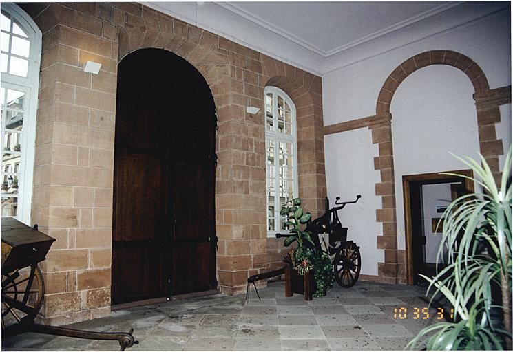 Vestibule d'entrée au rez-de-chaussée de la tour, vers le sud-ouest.