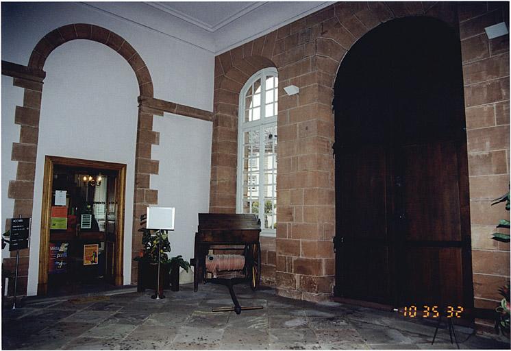 Vestibule d'entrée au rez-de-chaussée de la tour, vers le sud-est.