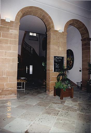 Vestibule d'entrée au rez-de-chaussée de la tour, vers le nord-est et la cage d'escalier.