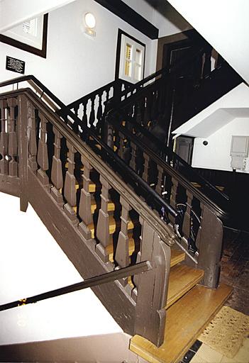 Vue partielle de l'escalier dans l'édifice annexe accolé à la maison.