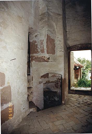 Tour Hausgenossen. Vue du rez-de-chaussée vers l'est avec escalier vers le sous-sol et vers l'étage.