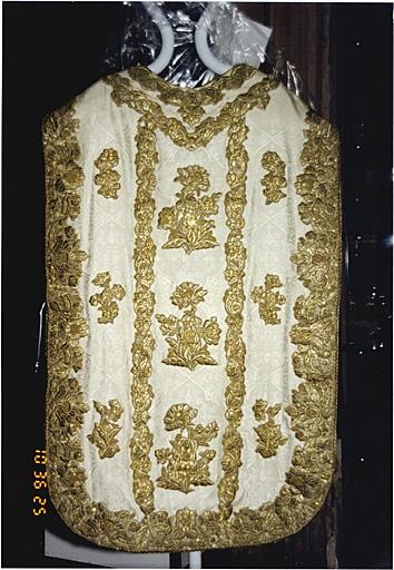 Vue d'ensemble de la chasuble.