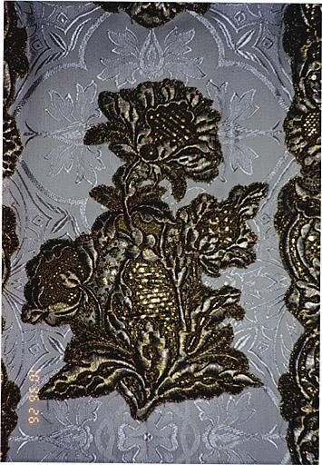 Détail de la chasuble : broderie de la partie centrale.