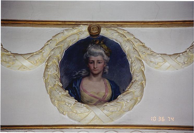 Détail des stucs du grand salon avec portrait de femme.