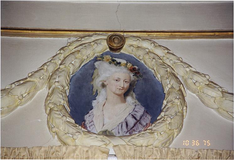 Détail des stucs du grand salon avec portrait de femme.