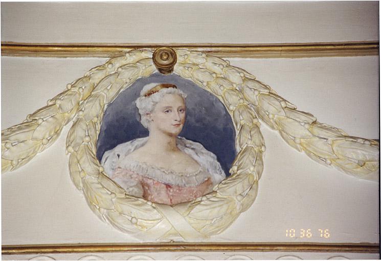 Détail des stucs du grand salon avec portrait de femme.