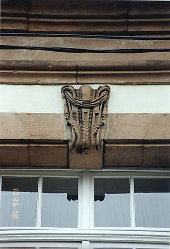 Elevation ouest. Détail de l'avant-corps : clé sculptée de la fenêtre de l'étage.