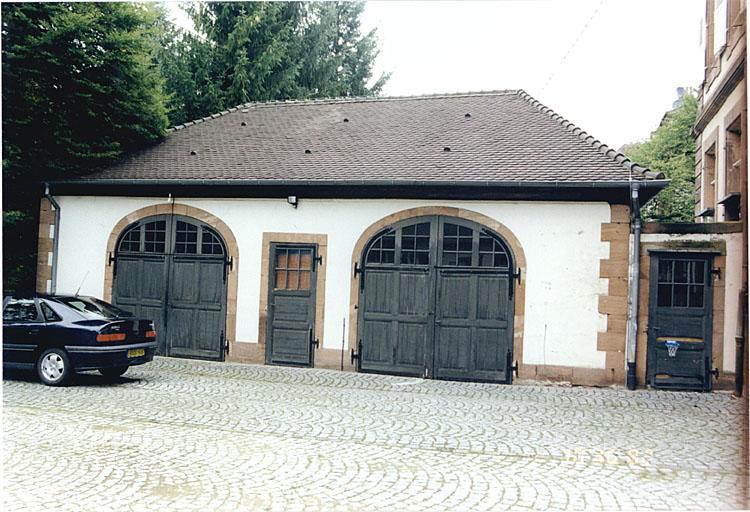 Vue d'ensemble de la dépendance (avec garage), depuis le sud.