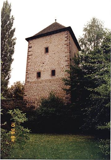 Vue des faces nord et ouest de la tour depuis le jardin de l'ancienne maison du doyen, actuelle sous-préfecture.