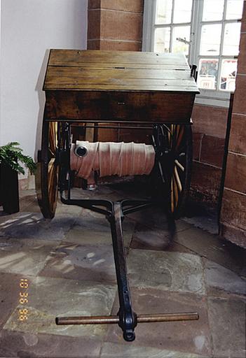 Vue du chariot pour le matériel de la pompe à incendie.