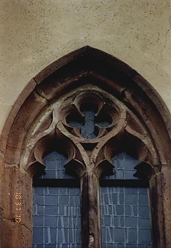 Elévation occidentale de la nef. Détail de la fenêtre à gauche de la porte.