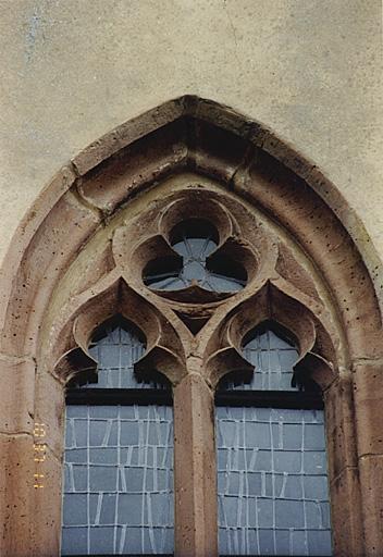 Elévation occidentale de la nef. Détail de la fenêtre à droite de la porte.