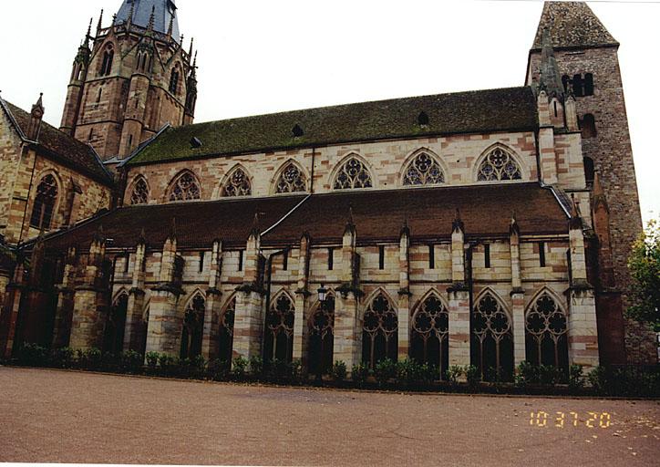 Vue de l'église depuis le nord avec galerie du cloître.