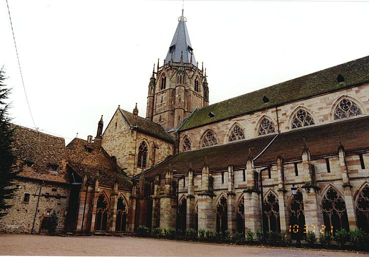 Vue partielle depuis le nord-ouest avec cloître, ancienne salle capitulaire et corps de bâtiment abritant le passage vers l'est et la chapelle.