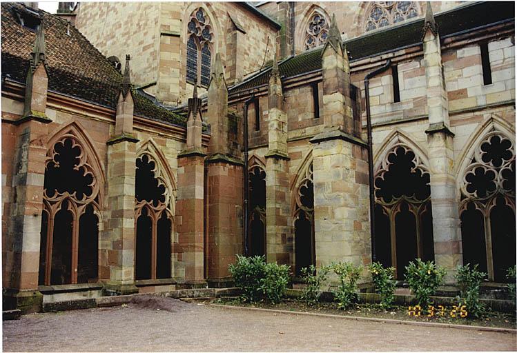 Vue partielle du cloître depuis le nord-ouest.