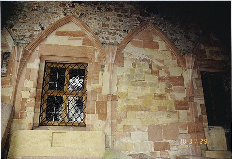 Galerie est, vue du mur est avec fenêtres et ancienne porte donnant sur la salle capitulaire.