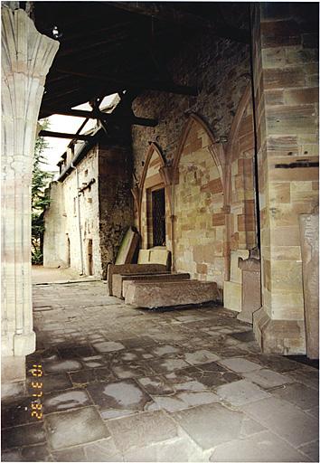 Galerie est, vue vers le nord. Au fond, bâtiment de la chapelle romane.