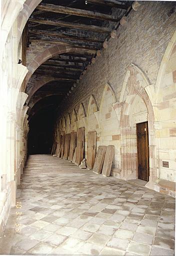 Galerie sud, vue d'ouest en est. A droite, porte vers le bas-côté nord.