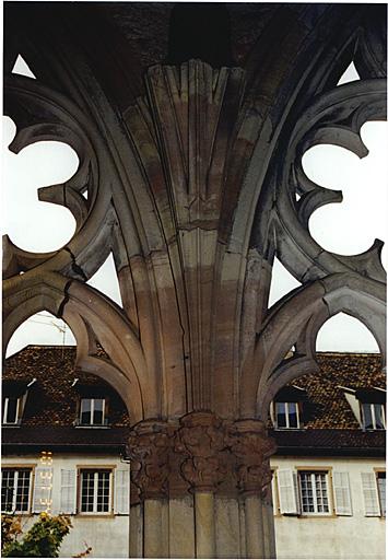 Galerie sud. Pile fasciculée et départ des nervures de la voûte (non excécutée) entre deux baies.