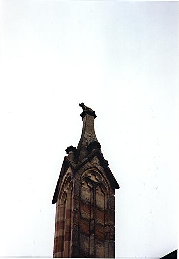 Détail d'un pinacle de la tourelle d'escalier contre la façade occidentale de la nef, vu depuis la tour de croisée.