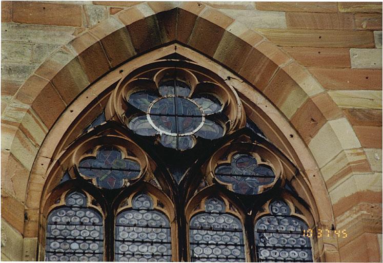 Détail de la fenêtre du vaisseau central, dans la façade occidentale de la nef.