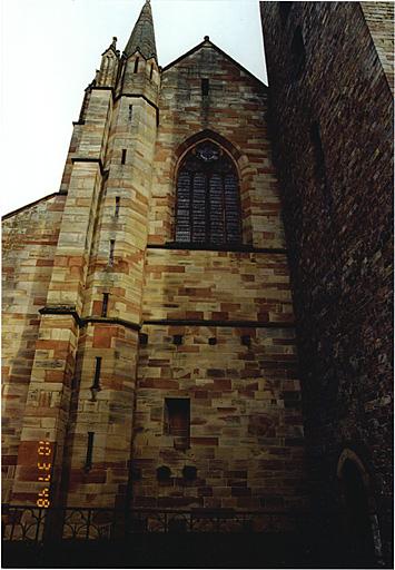 Façade occidentale de la nef avec tourelle d'escalier vers la tribune d'orgue et les combles, au nord de la tour.