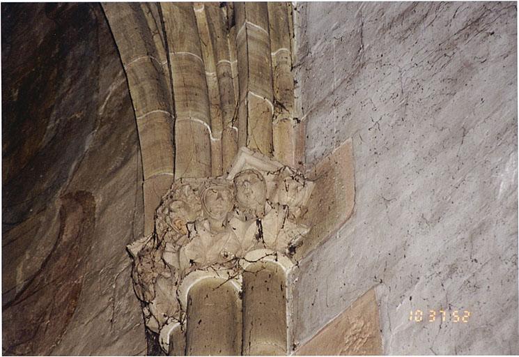 Bras sud du transept. Chapiteau à têtes de la pile intermédiaire du mur est, vu depuis le sud-ouest.