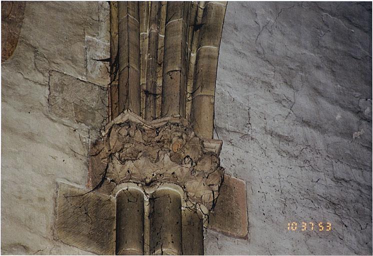 Bras sud du transept. Chapiteau à têtes de la pile intermédiaire du mur est, vu depuis le nord-ouest.