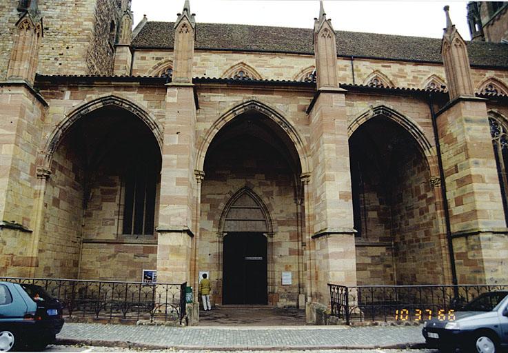 Vue d'ensemble du porche d'entrée (dans l'alignement du 2e bas-côté sud) avec porte d'entrée principale.