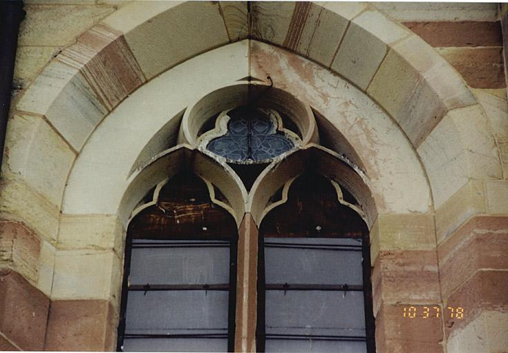 Détail de la fenêtre est de l'ancienne chapelle de la Vierge.